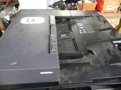 l'image d'une imprimante posée sur une table