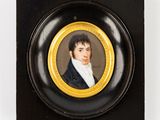 portrait d'un jeune homme en costume noir et chemise blanche