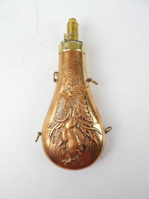 un briquet doré posé sur une table blanche