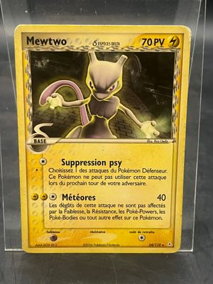 une photo d'une carte Pokémon dans une boîte en plastique