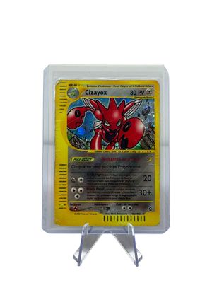 gros plan d'une carte pokemon dans un étui en plastique