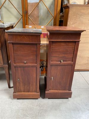 paire de tables de chevet anciennes en bois avec plateau en marbre