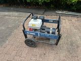 une petite machine posée sur le trottoir