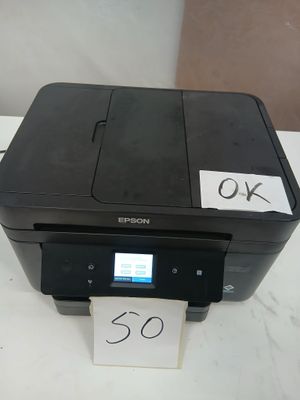 une imprimante posée sur une table, avec une étiquette de prix devant elle