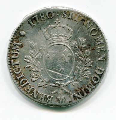 une vieille pièce de monnaie surmontée d'une couronne, posée sur un fond blanc