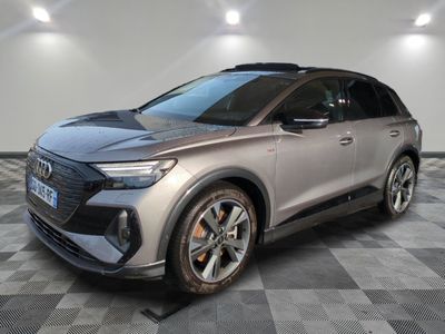 un SUV argenté garé dans une pièce au sol en damier