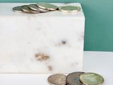 un bloc de marbre sur lequel sont posées des pièces de monnaie