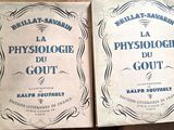 deux livres posés sur une table en bois, à côté d'une paire de ciseaux