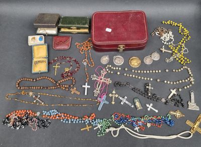 beaucoup de perles et d'autres objets posés sur une table