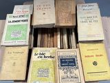 plusieurs livres sont empilés sur une table