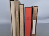 plusieurs livres sont empilés sur une table