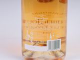 une bouteille de champagne posée sur une surface blanche