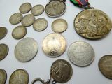 beaucoup de pièces et de médailles sur la table