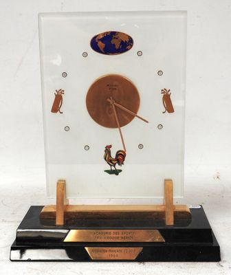 une horloge posée sur un socle en bois sur lequel est placée une horloge