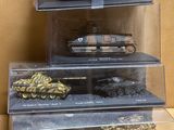 une vitrine présentant plusieurs types de réservoirs différents