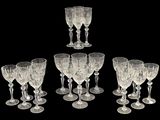 six verres à vin transparents empilés les uns sur les autres sur une surface noire