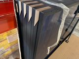 un grand nombre de cartons posés sur le sol