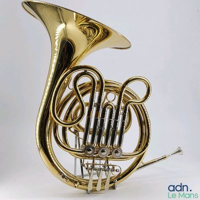 un instrument à vent en laiton posé sur une surface blanche