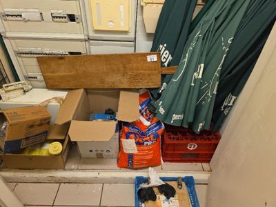 un chat allongé par terre dans une pièce