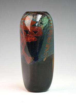 un vase noir orné d'un motif rouge et bleu
