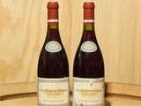 deux bouteilles de vin posées sur un tonneau