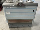une vieille cuisinière avec quatre feux posée dessus