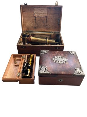 une boîte en bois avec une bouteille de vin à l'intérieur