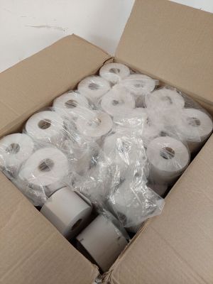 une boîte remplie de rouleaux de papier toilette et de rouleaux de papier toilette