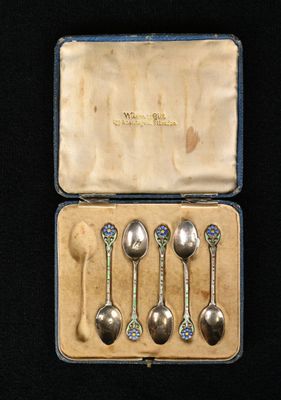 cinq cuillères et une cuillère-cuillère dans une boîte