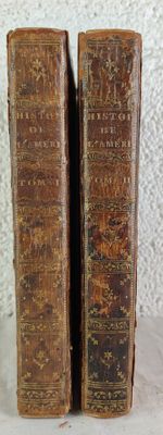 deux vieux livres posés sur une table l'un à côté de l'autre
