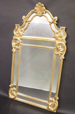 Glace en bois doré à pare close à fronton triangulaire centr… - Photo 1