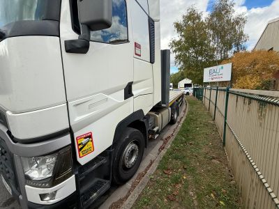un camion garé sur le côté de la route