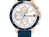 un gros plan d'une montre sur fond blanc, avec un bracelet bleu