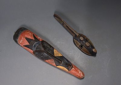 deux cuillères en bois et un repose-cuillère posés sur une table