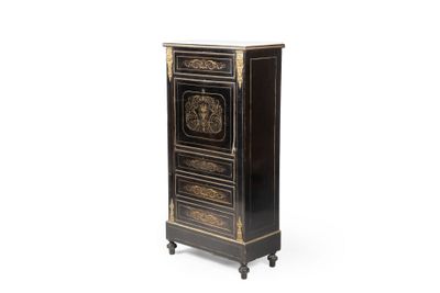 une photo d'une commode noire et dorée