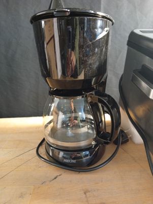 une cafetière et un grille-pain posés sur une table
