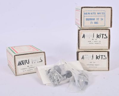 trois boîtes contenant des articles variés, posées sur une surface blanche