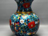 Vase chinois en émail closé, orné d'un motif floral et d'une bordure dorée