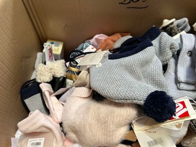une boîte remplie de vêtements et d'autres objets qui s'y trouvent