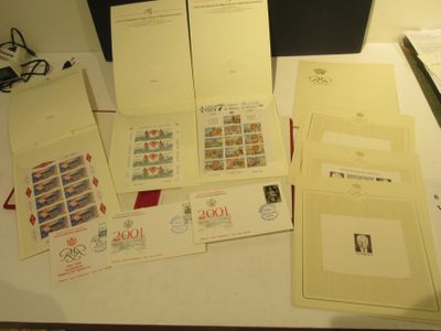 une table sur laquelle sont posés de nombreux courriers et timbres