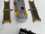 une maquette de station spatiale équipée de panneaux solaires