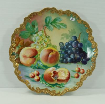 une assiette sur laquelle est représenté un tableau représentant des fruits, posée sur une table