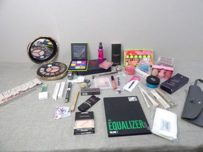 beaucoup de produits de maquillage et de beauté posés sur une table