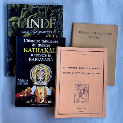 trois livres posés sur une table