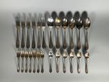 beaucoup de cuillères et de fourchettes sur la table