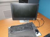 un bureau équipé d'un écran d'ordinateur et d'un clavier