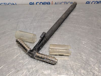 une photo montrant une paire de rasoirs posés sur une table