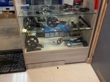 une vitrine contenant de nombreux outils