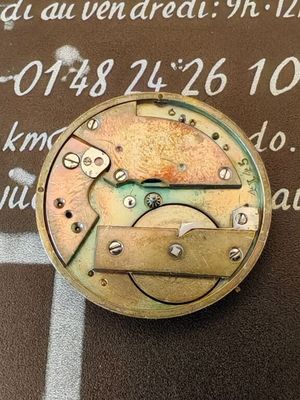 un gros plan d'une horloge dessinée sur une feuille de papier