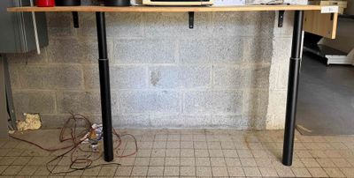 un micro-ondes posé sur une table dans une cuisine